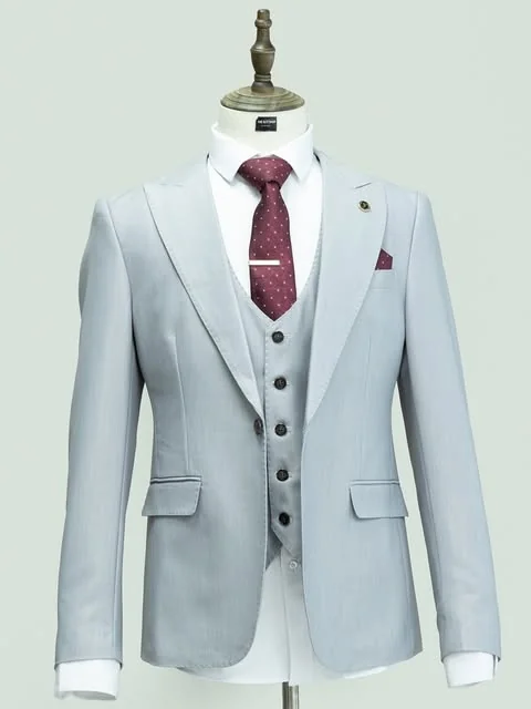 Light-coloured three-piece suit displayed on a mannequin